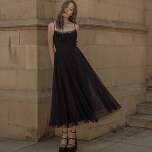 ML Monique Lhuillier

Tulle Midi-Dress
